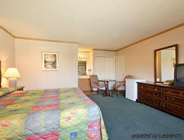 Super 8 By Wyndham Canoga Park Hotel