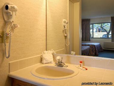 Hotel Super 8 By Wyndham Canoga Park 2*