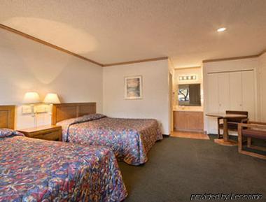 Super 8 By Wyndham Canoga Park 2*