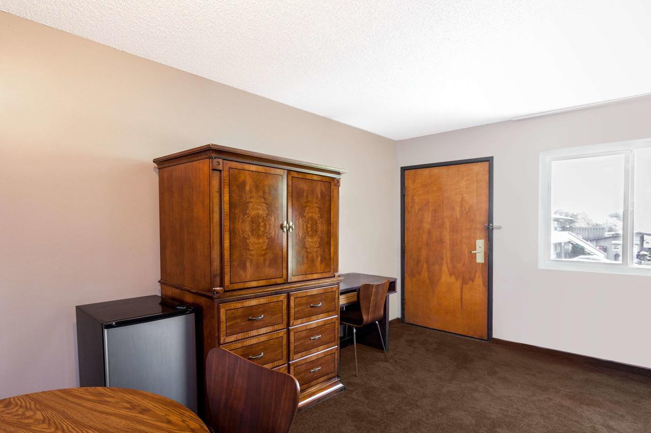Super 8 By Wyndham Canoga Park Los Angeles