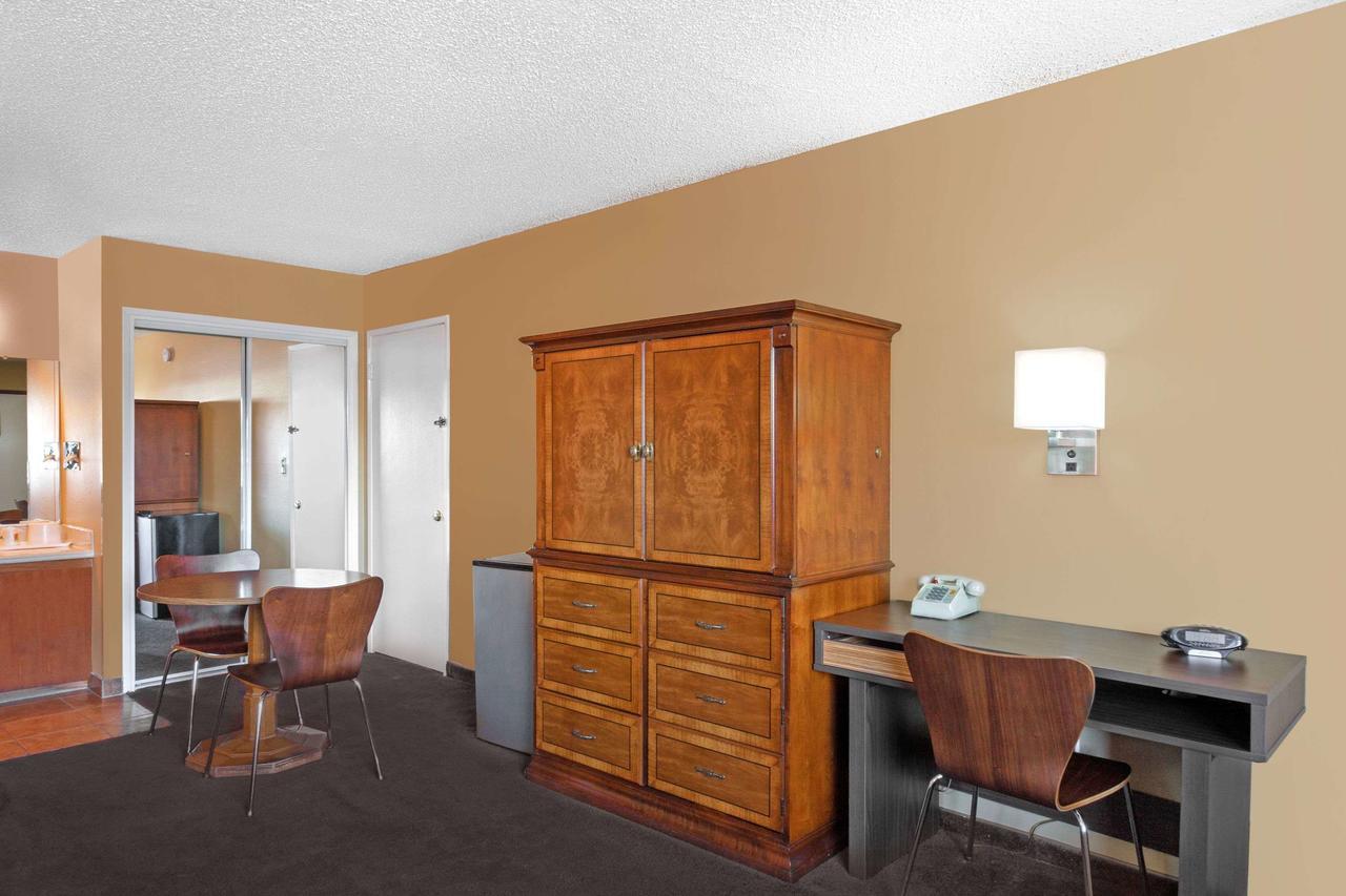 Super 8 By Wyndham Canoga Park