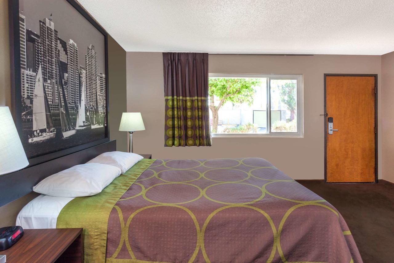 Super 8 By Wyndham Canoga Park