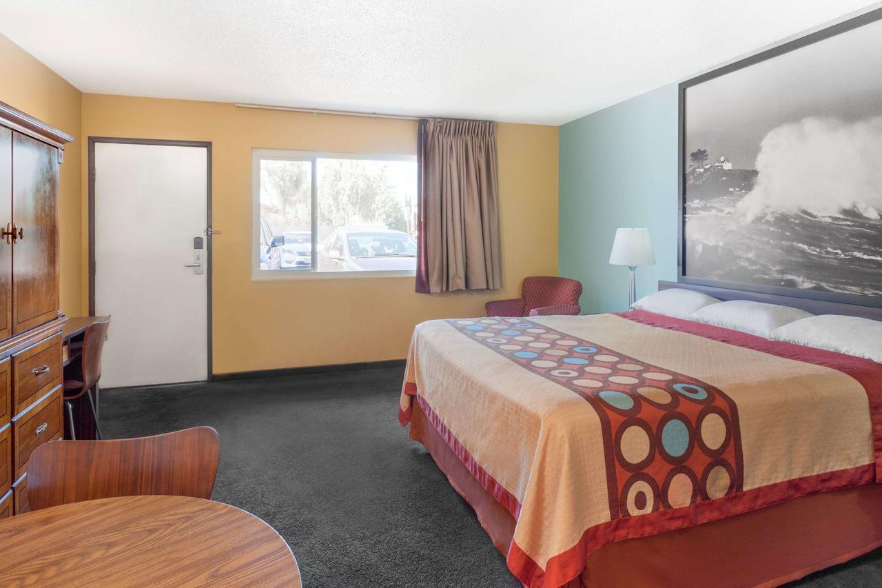 Hotel Super 8 By Wyndham Canoga Park 2*