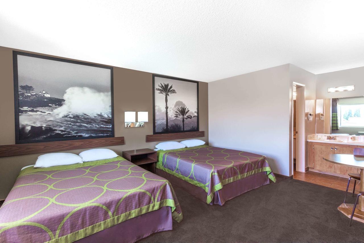 Super 8 By Wyndham Canoga Park Hotel
