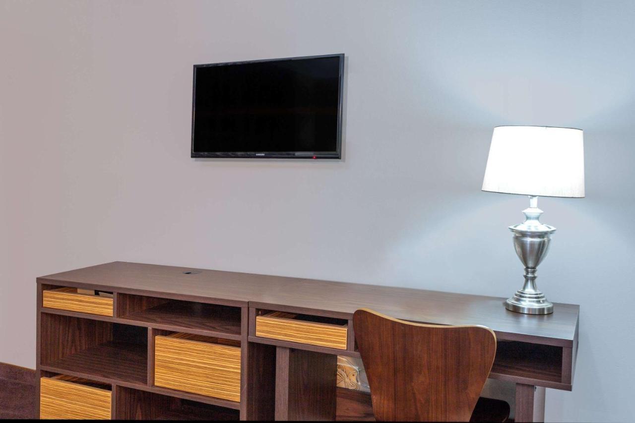Super 8 By Wyndham Canoga Park Hotel 2*