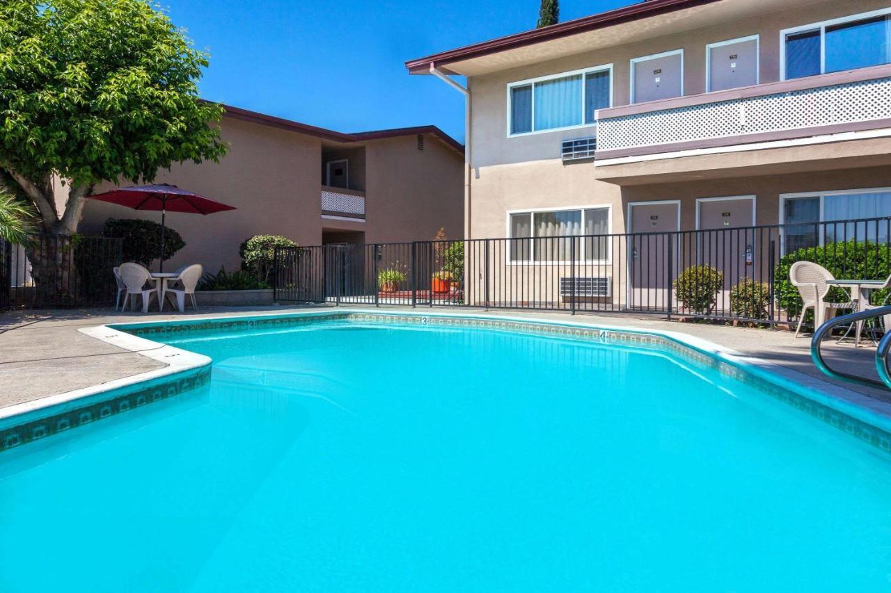 Super 8 By Wyndham Canoga Park Hotel 2*