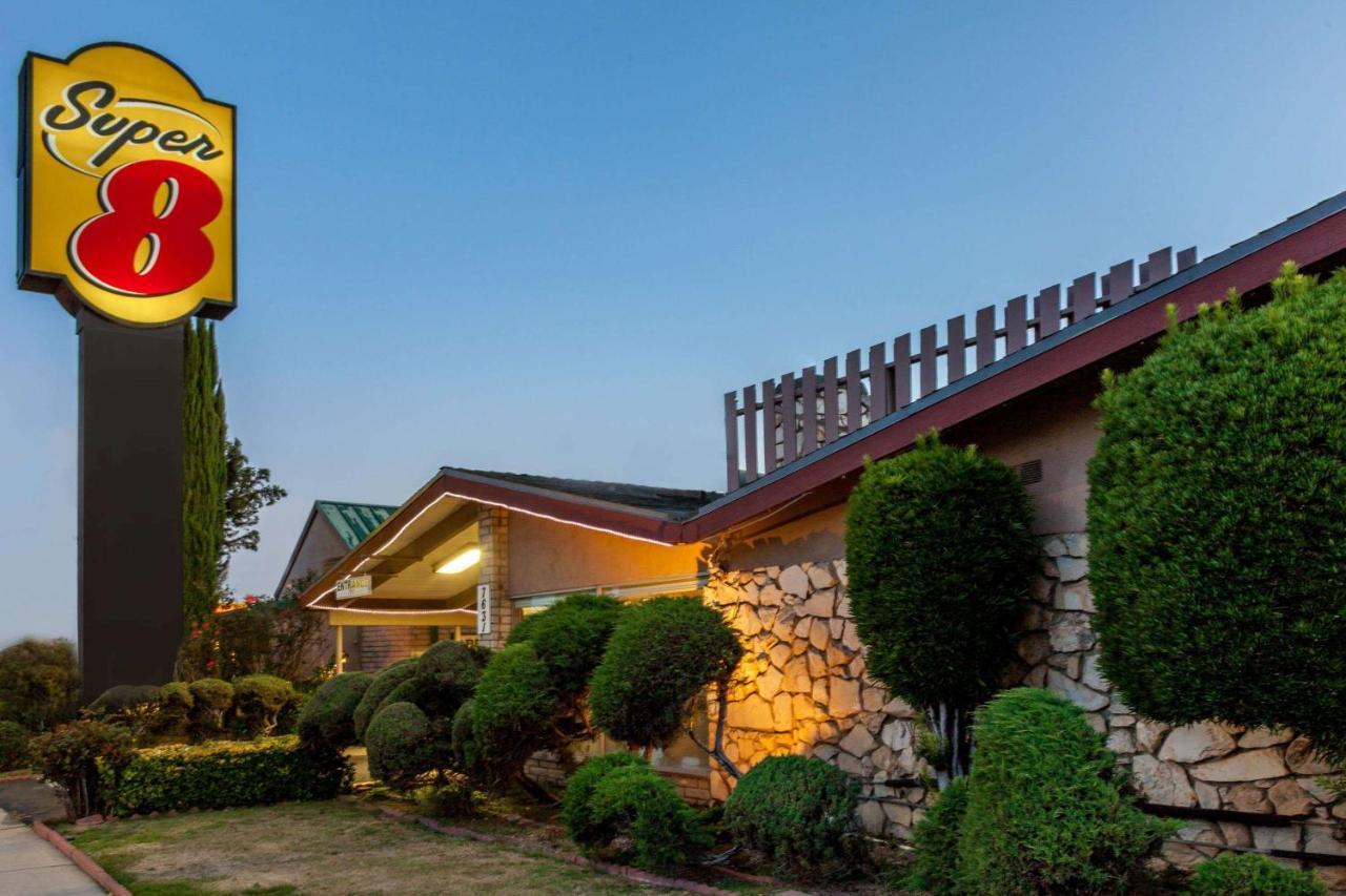 Super 8 By Wyndham Canoga Park Hotel
